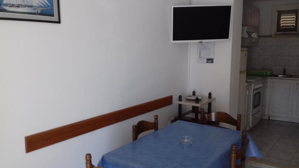 Apartments Gugic Приградица Экстерьер фото